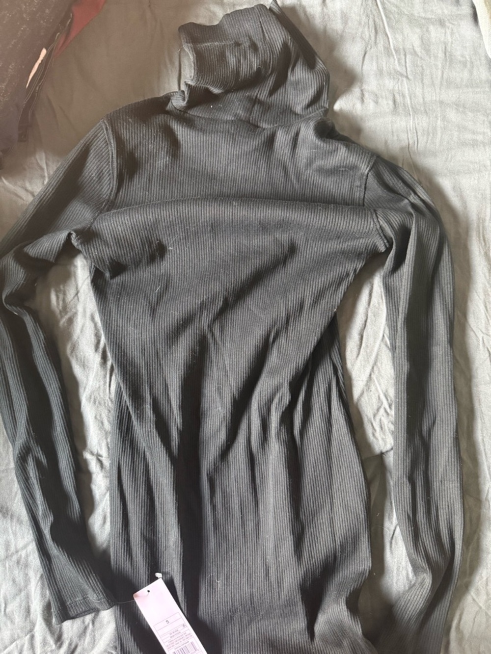 Ribbed Long Sleeve Turtleneck Top - black. NWT